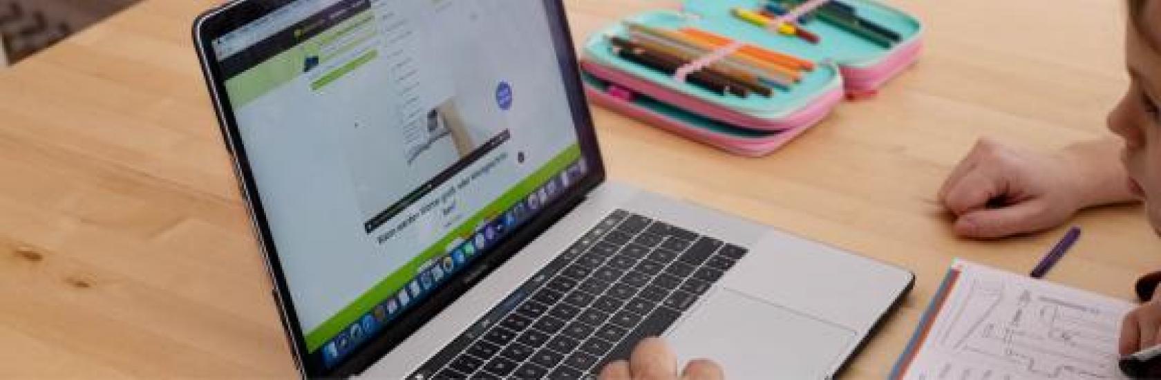 Banner: Kind lernt am Laptop